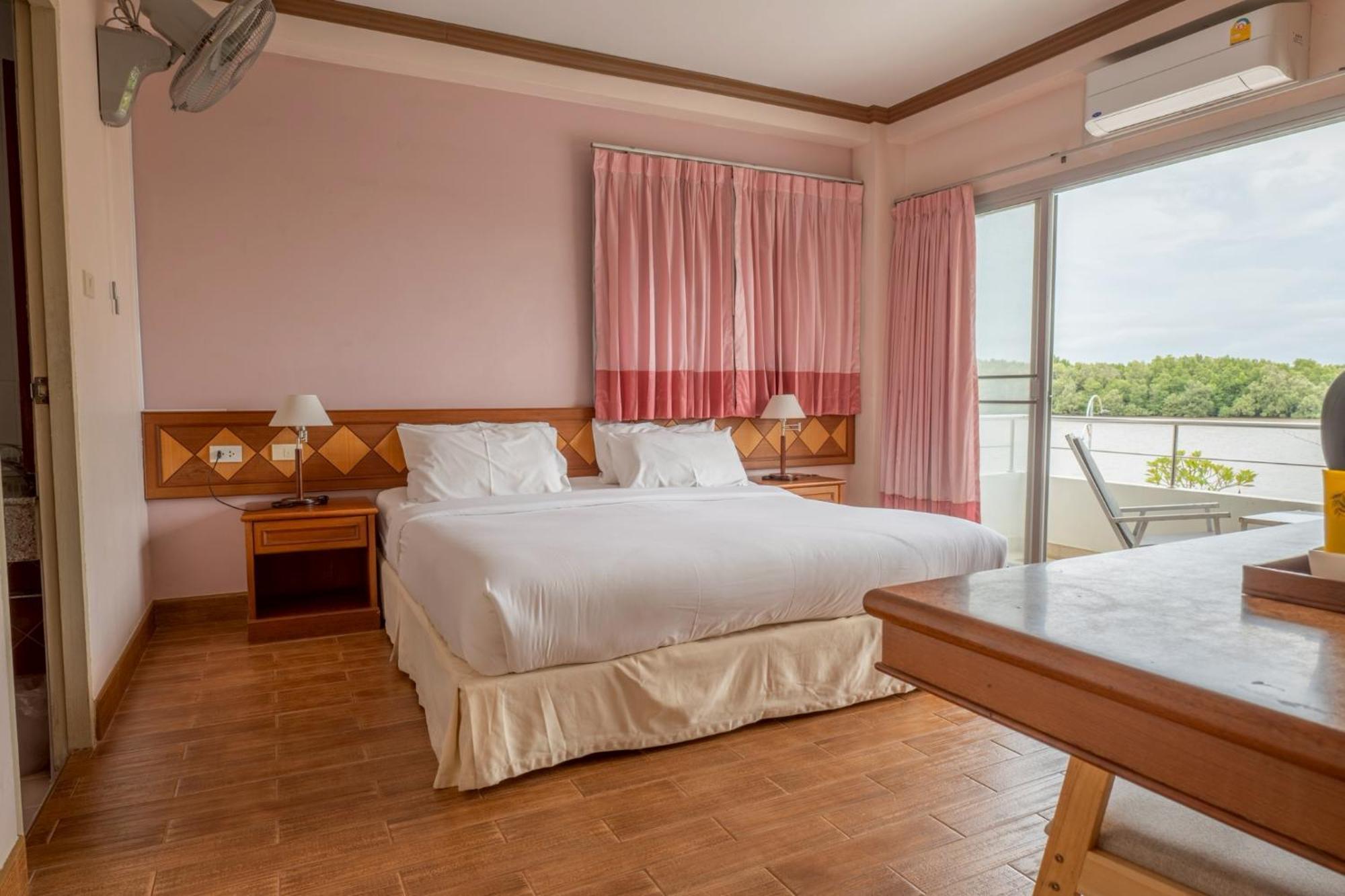 River Hotell 2*