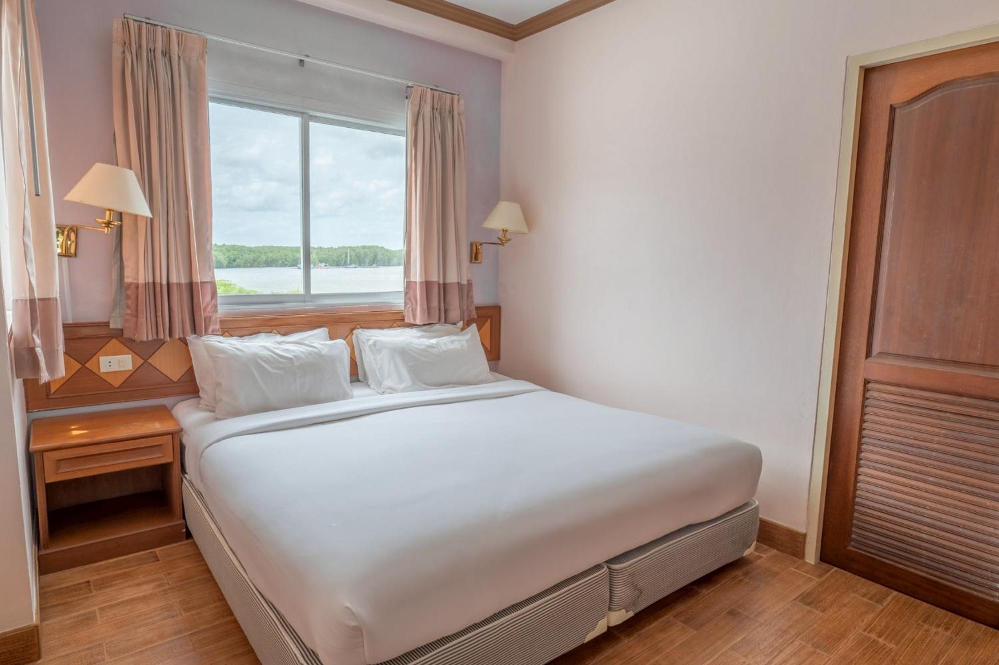 River Hotel 2*